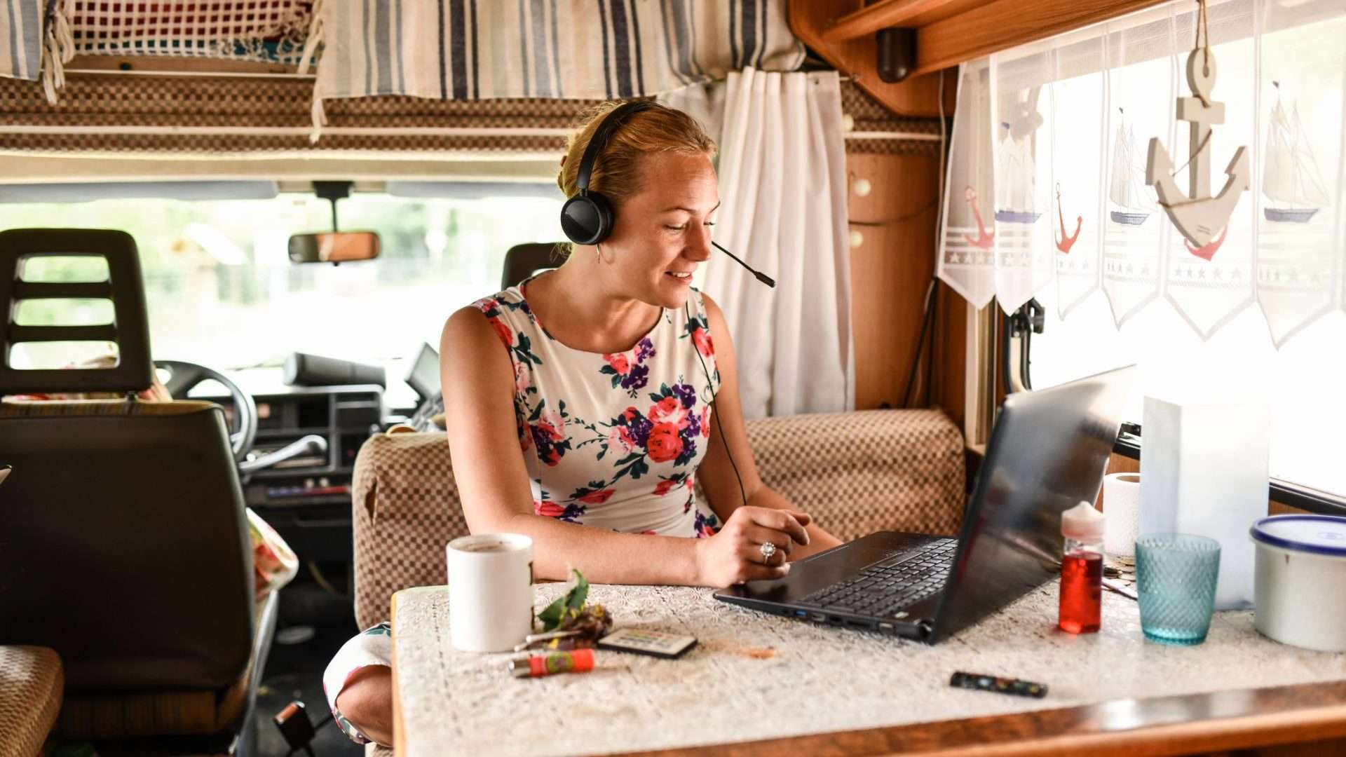 10 Best Digital Nomad Jobs for Beginners You Can Do In An RV